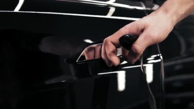 Tanınmayan erkek el Blokaj arabalar krom tabaklanmış kolu Slomotion görüntüleri.