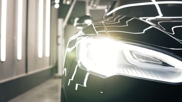 Precioso coche nuevo negro justo desde el autocentro con luces brillantes encendidas . — Vídeo de stock