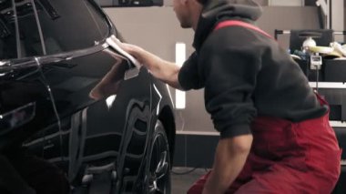 Siyah bir yeni araba sürecinin Temizleme kapalı bitirme.