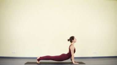 Esnek vücut olan spotive kadın kas ve yok kumbhakasana veya tahta uzanır. Yoga asanas ile sağlıklı güzel vücut tutmak.