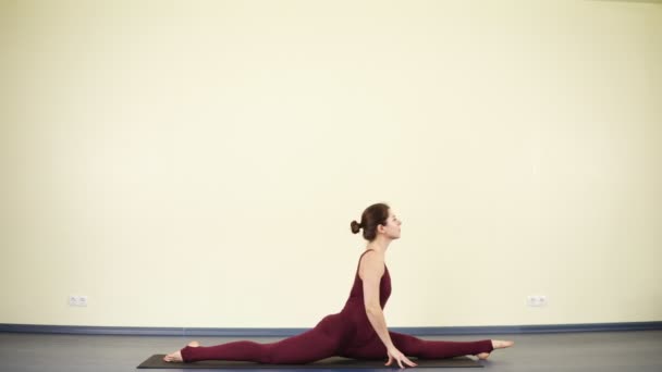 Sportieve jongedame decompressie na een stressvolle dag met yoga praktijk. Strekken van spieren en core. — Stockvideo