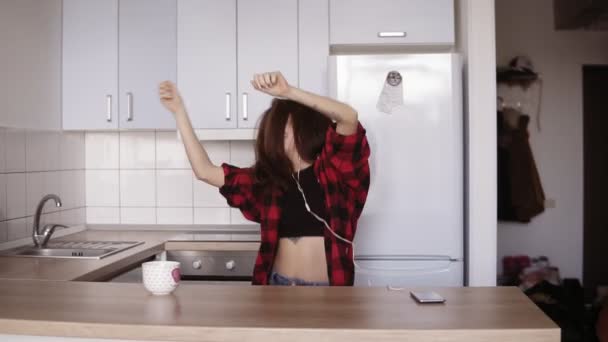 Jeune belle fille sexy dans la vingtaine avec tatouage sur le bras danse dans la cuisine. Détends-toi. Moment de sa vie . — Video