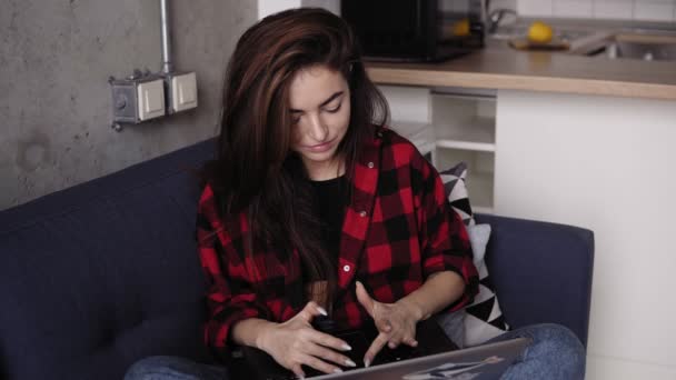 性感的女孩在红色 flennel 衬衫试图在她的笔记本电脑键盘上用她的超长指甲打字的东西. — 图库视频影像