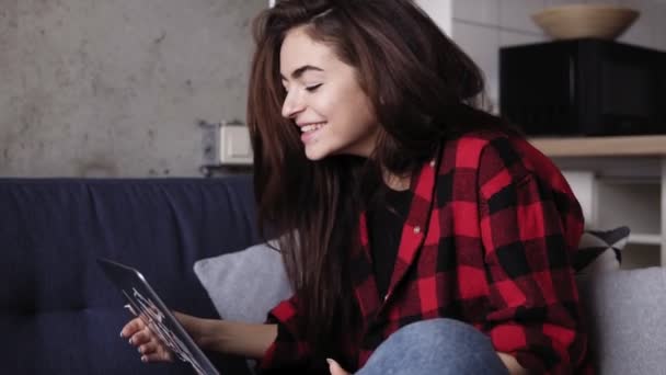 Menina atraente jovem sendo extra emocional enquanto vídeo conversando com alguém . — Vídeo de Stock