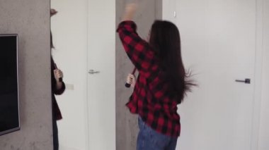 20'li Attarctive seksi kız eve yalnız ve makyaj fırça ayna önünde şarkı sahiptir.