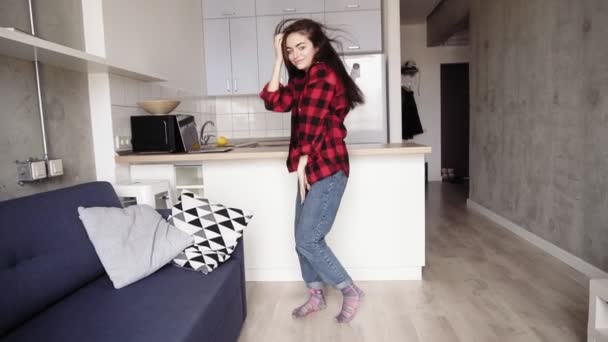 Sexig tjej i 20-årsåldern dansar i sin mysiga lägenhet, njuter ungdom. — Stockvideo