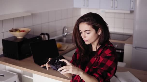 Vonzó szexi lány az ő 20-as évek, hogy vicces arcok, miközben beszélt selfie, a szakmai kamera. — Stock videók