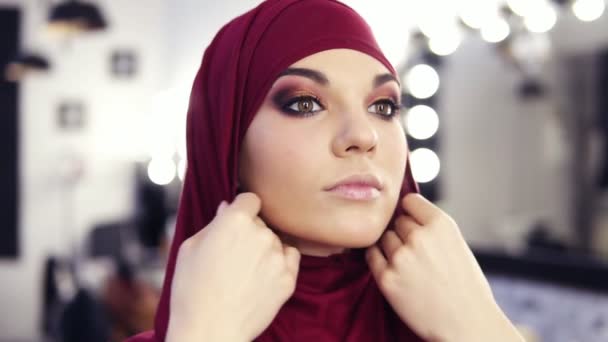 Splendida ragazza caucasica alla sua 20s mette su hijab chiffon viola o tradizionale copertura testa arabica . — Video Stock