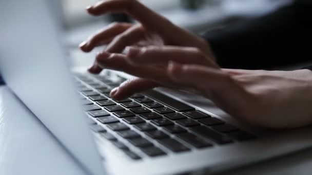 Mãos femininas irreconhecíveis digitando algo no teclado do laptop. — Vídeo de Stock