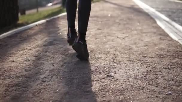 Filmación de piernas masculinas corriendo. Deportes y recreación . — Vídeo de stock