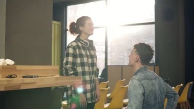 İki genç insanlar gülüyor ve birlikte onların vaktinizi.