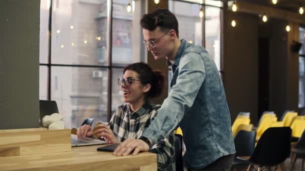 Een jong koppel in de liefde, aankondiging van hun betrokkenheid aan iemand via video chat. Jeugd, romantiek, tijd samen. — Stockvideo