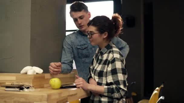 Linda pareja de dos jóvenes charlando, hablando, sonriendo y riendo de algo. Jóvenes, pasar tiempo juntos . — Vídeos de Stock