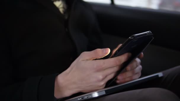 Erkek elleri yazarak ve smartphone cep telefonu ile bir şey kaydırma. — Stok video
