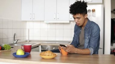 Ağır çekim görüntüleri melez sevgilisi yanak ve şirin daha sonra onların mutfakta sarılma öpüşme beyaz bir kız. İlişki, birlikte yaşayan gol.