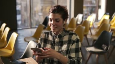 Yakışıklı adam çekici bir esmer kız blacknwhite onay gömlekli yanında oturur. Kapalı görüntüleri. İki genç insanların çift.