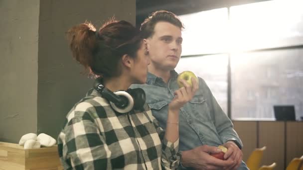 Linda pareja feliz atractiva comiendo manzanas de las manos del otro. Una relación romántica. Pasar tiempo juntos . — Vídeo de stock