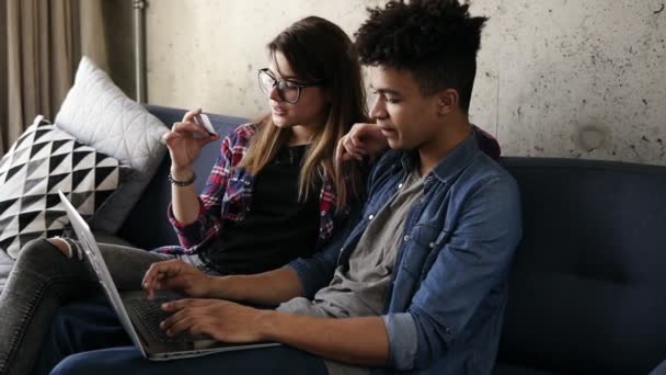 Jovem casal feliz de dois hipsters encomendar alimentos on-line, usando laptop — Vídeo de Stock