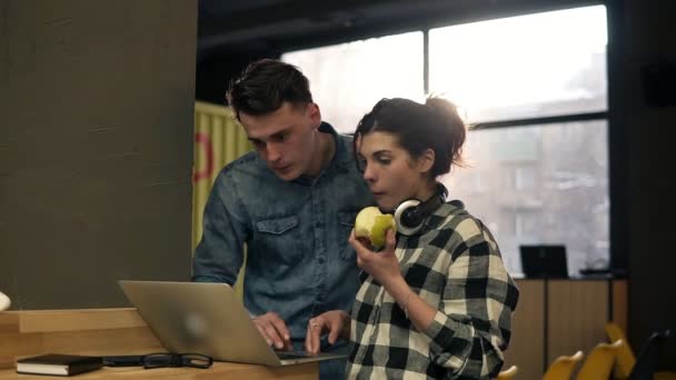 Casal bonito de dois jovens atraentes usando laptop. Concentração total. Passar tempo juntos . — Vídeo de Stock