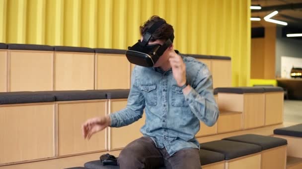 Atraktivní mladý muž klade na Vr-sluchátka s mikrofonem. Hraní videoher Vr. Volný čas. — Stock video