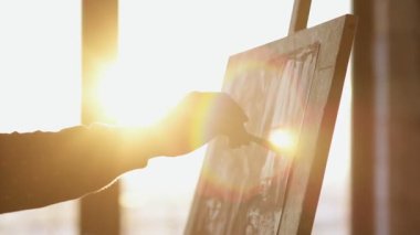 Kadın el şövale üzerinde yerleştirilir tuval üzerine boya ile çizimi.