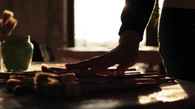 Yukarı doğru bir şekilde manikürlü el fırça tablodaki bir satır seçmek için tereddüt görüntülerini kapat.