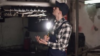 Otomatik mekanik tamir Servis Merkezi Pano ve kağıt bitmiş araç bakım bazı sonuçlar yazmak için kullanma.