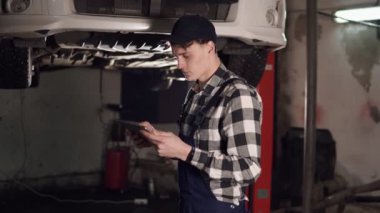 Otomatik mekanik tamir Servis Merkezi dijital tablet kullanma