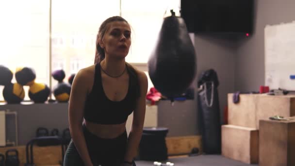 Menina morena fisicamente forte começa o treino de cordas de batalha no ginásio . — Vídeo de Stock