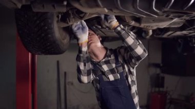 Yakışıklı mekanik atölyesine bir arabaya reparing.