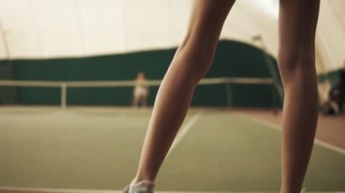 Arka alt yukarı görüntülerini raketle topa vuruyor bir etkin tenis oyuncusu üzerinden. Tenis Kortu, kapalı, portre, raket