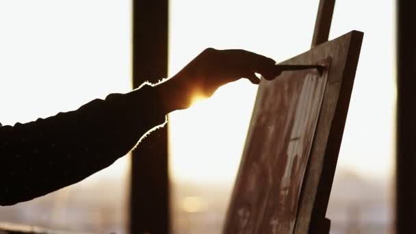 Artista femenina rellenando a mano el espacio en el lienzo con pintura. Artesanía profesional . — Vídeo de stock