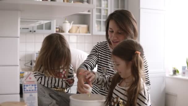 Hermosa familia están cocinando juntos en la cocina — Vídeo de stock