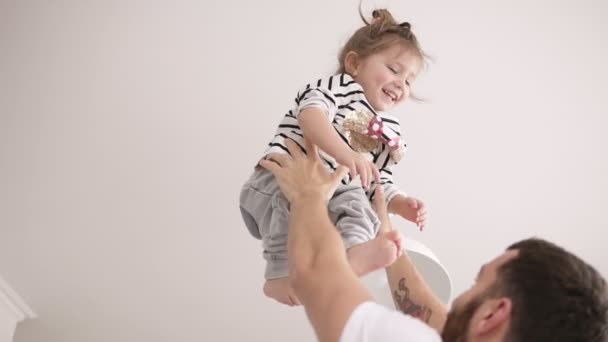 Pai atira a sua linda filha para o ar — Vídeo de Stock