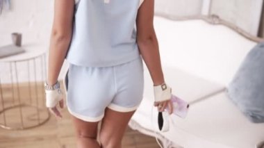 Kısa saçlı topuklarla alttan yukarı doğru ağır çekim görüntüleri yürüme çekici seksi esmer. Kapalı