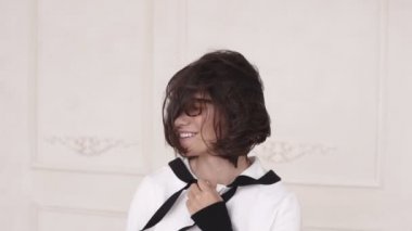 Kısa saçlı genç seksi esmer kız ağır çekim kamera, görüntüleri, saçları, rüzgarda ile dışında için poz