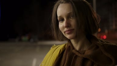 Sparkles yüzünde genç bir kızla mutlu, gizemli yüzü. Voluptuously dudaklarını ısırıyor. Yakın çekim