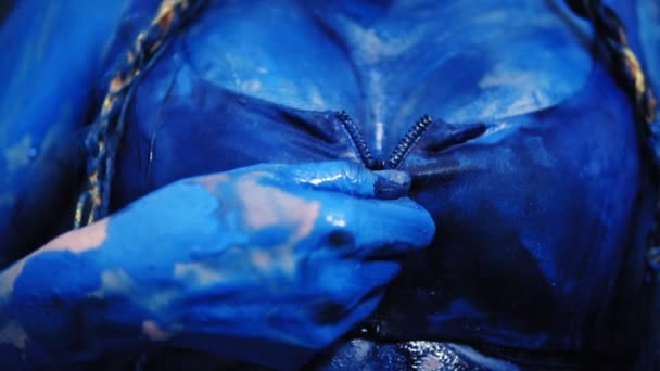 青い塗られた熱い女の子は、ブラジャーを解凍します。クローズ アップ映像 — ストック動画