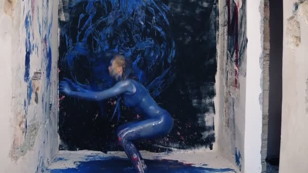 Sport sexig tjej målade i blått gör sit-ups, sport övningar. Inomhus — Stockvideo
