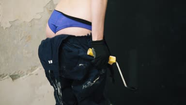 Genç Fuarı saçlı beyaz kız iç çamaşırı boyama sırasında undresses. Güzel vücut