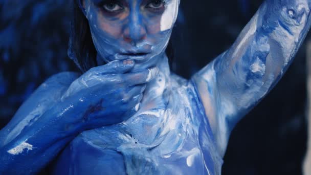 De cerca imágenes de un hermoso y seductor cuerpo de mujer. Untando pintura azul y blanca en su cuerpo. Sexy — Vídeos de Stock