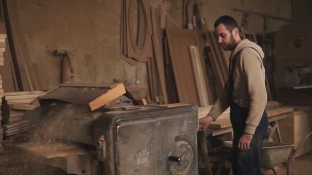 Il processo di lavorazione di una grande rettificatrice. Il maestro macina la barra di legno. Falegnameria — Video Stock