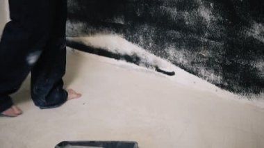 Uzun saçlı altın kadın duvar inatçılık ile boyar. Genel ve sutyen