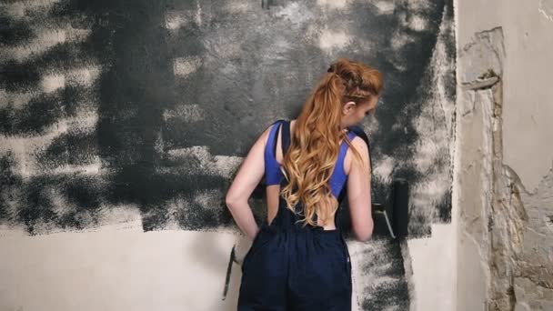 Proceso de pintura en cámara lenta de la pared. Mujer feliz pelo justo disfruta de su tiempo — Vídeos de Stock