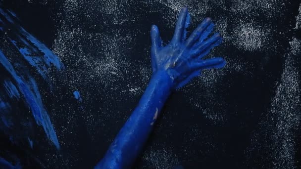 墙上挂着蓝色颜料的女人手印。黑墙 — 图库视频影像