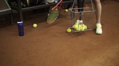 Atlet, Engelli erkek tenis topları kendini bir raketle yardım sepet içinde toplar. Yakın çekim