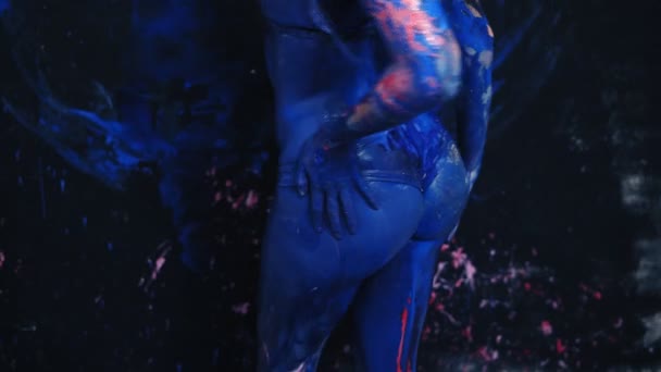 Verleidelijke jonge vrouw eroticly dansen allemaal in blauwe verf. Mooi lichaam — Stockvideo