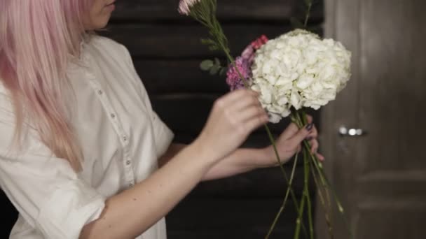 Talentoso, florista bonita recolhe uma composição de belas flores extravagantes. A começar. Movimento lento — Vídeo de Stock