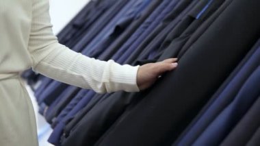 Amaç kadın müşteri çekim doku farklı türleri aracılığıyla el ile gider. Koyu rengi ışık bir ila. Bir ve almak bir rulo, açık o açmadı. Tekstil mağazası