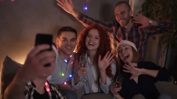 Grupo de belos jovens fazendo selfie no quarto decorado, melhores amigos meninas e meninos juntos se divertindo, segurando copos com champanhe. Grupo de jovens bonitos fazendo selfie no novo — Vídeo de Stock